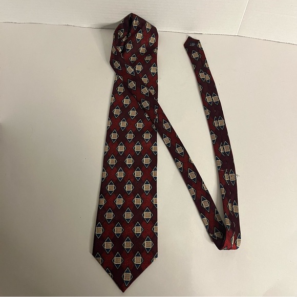 Red geometric 100% silk USA made Brandini Men’s tie - Picture 1 of 3